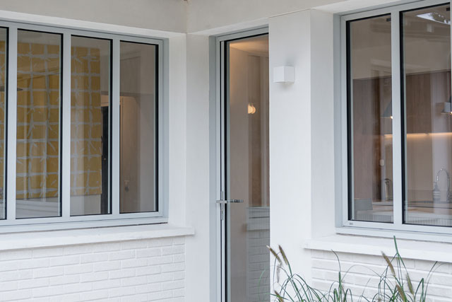 ADN photo maison blanche architecte porte et fenêtres