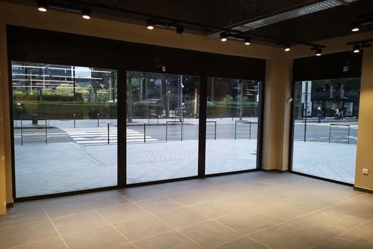 ADN Fermetures photo réalisation vitrines intérieures magasin