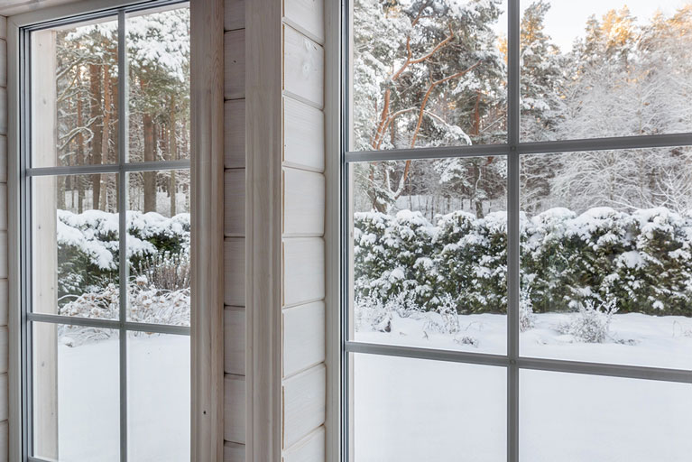 ADN Fermetures photo fenêtres intérieur paysage enneigé