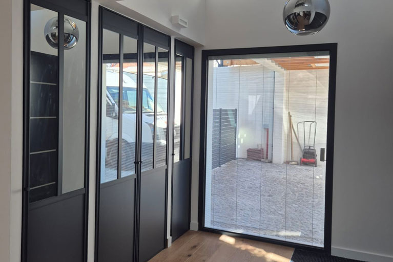 ADN Fermetures photo réalisation portes noir intérieur