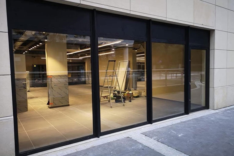 ADN Fermetures photo 2 réalisation vitrines extérieures magasin