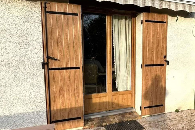 ADN Fermetures photo réalisation extérieure volets bois irlandais