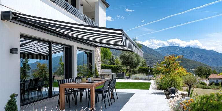 ADN Fermetures image article stores bannes, store banne extérieur terrasse maison montagne