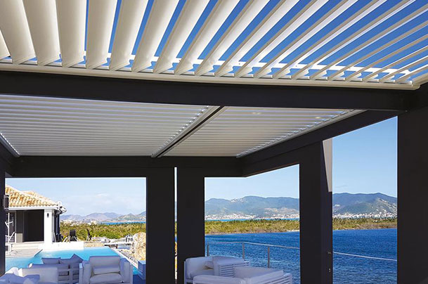 ADN_pergola_terres_de_fenetre_mer_redimensionne_200526 ADN Fermetures Terres de fenetre image Nouvelle-Gamme-PVC_Ambiance-Cuisine_Coloris-Plaxe-7016